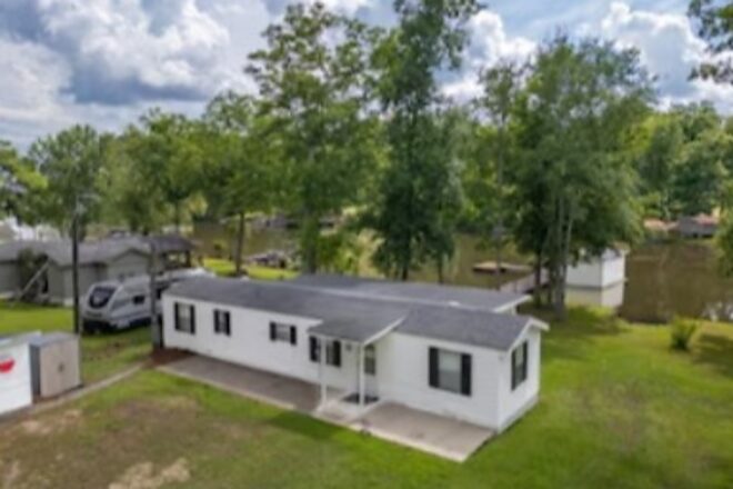 Lakefront home on Lake Greenwood at 44 Darnell Drive in Cross Hill, South Carolina