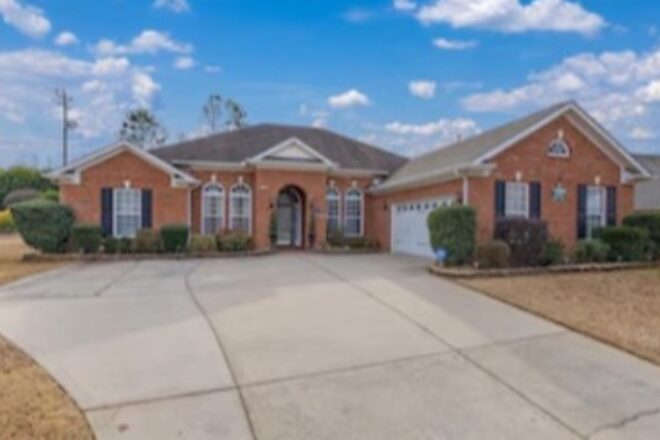 Sold brick home with an arched entry and circular drive at 5 Brentmoor Place in Simpsonville, South Carolina